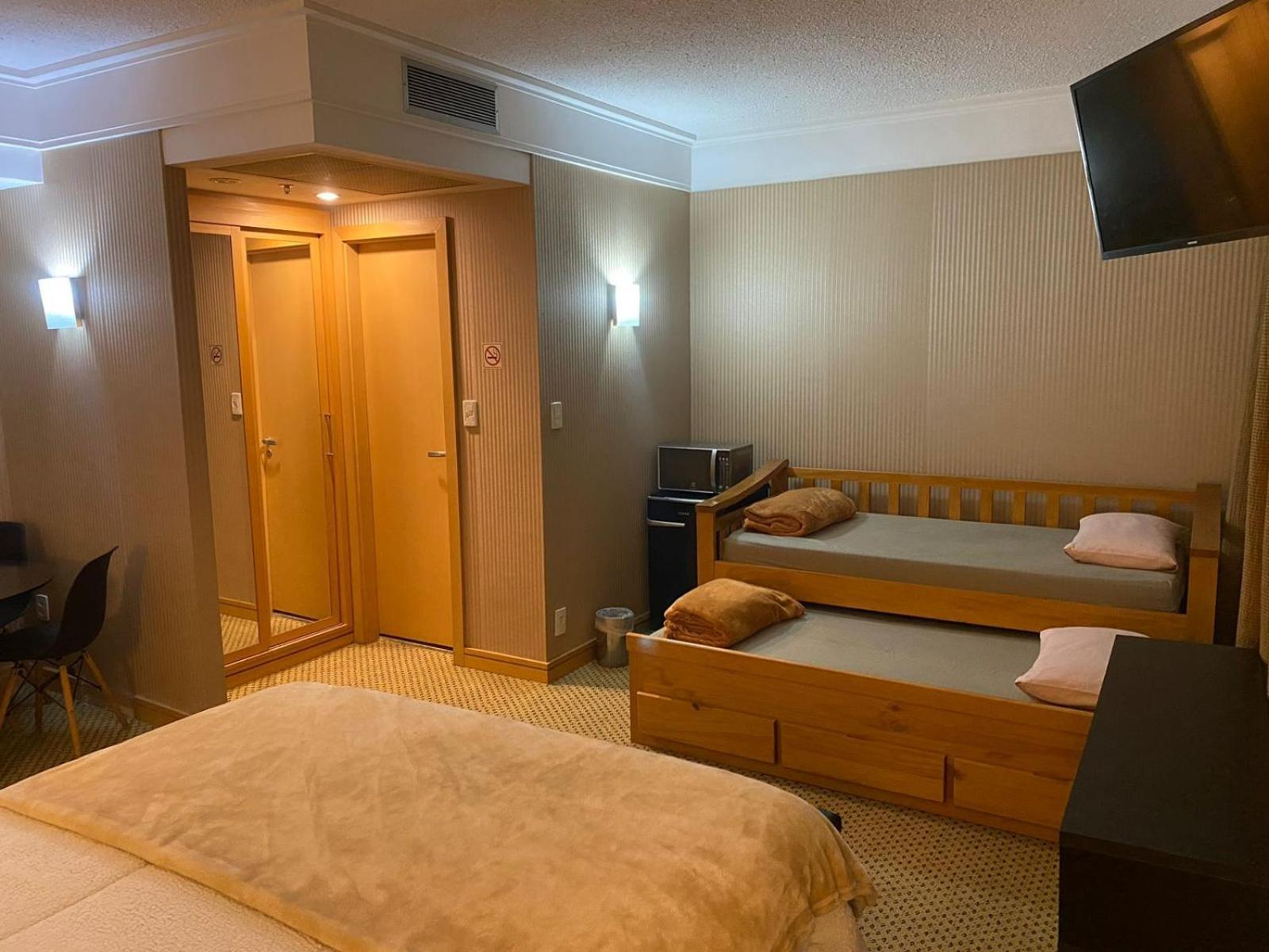 Flat Hotel Em กัวรูยุส ภายนอก รูปภาพ
