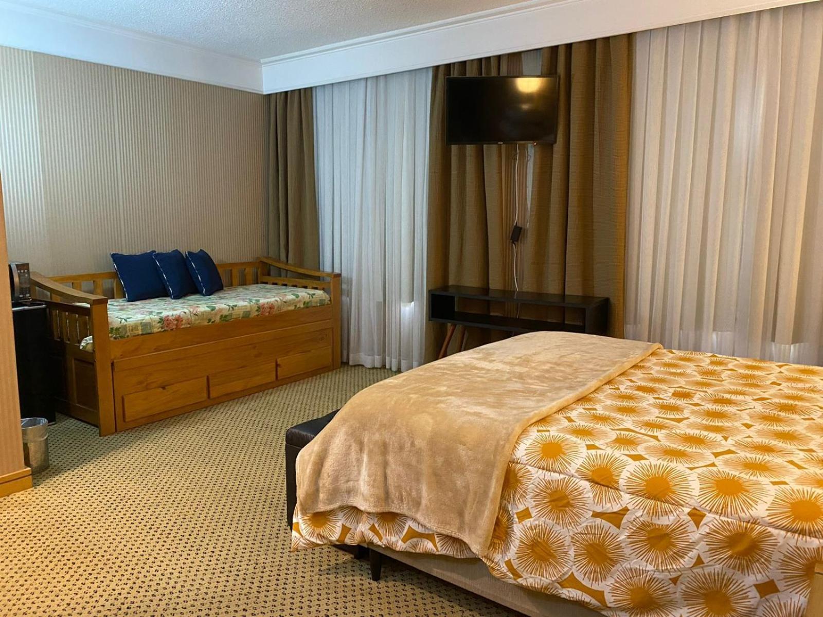 Flat Hotel Em กัวรูยุส ภายนอก รูปภาพ