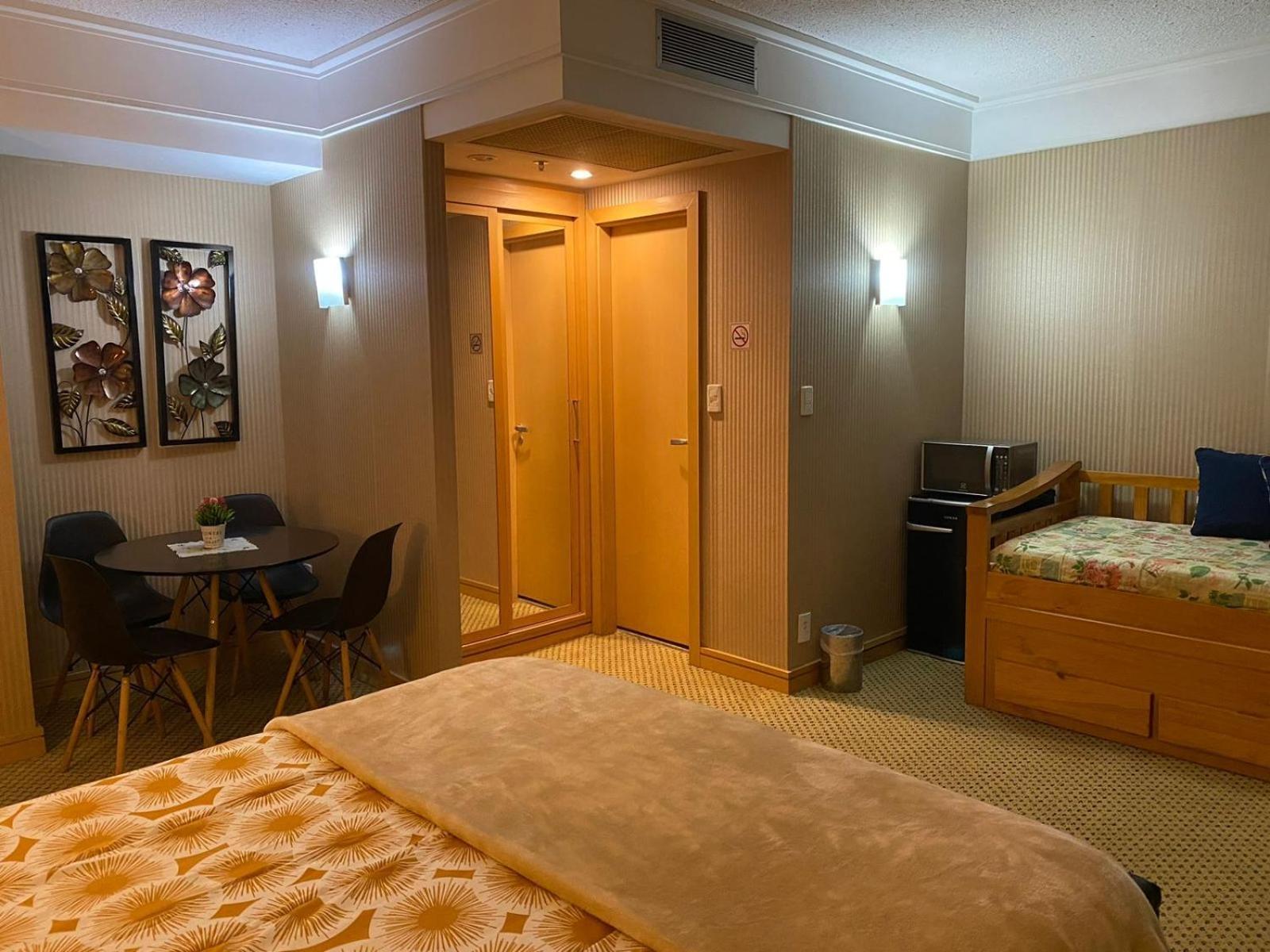 Flat Hotel Em กัวรูยุส ภายนอก รูปภาพ